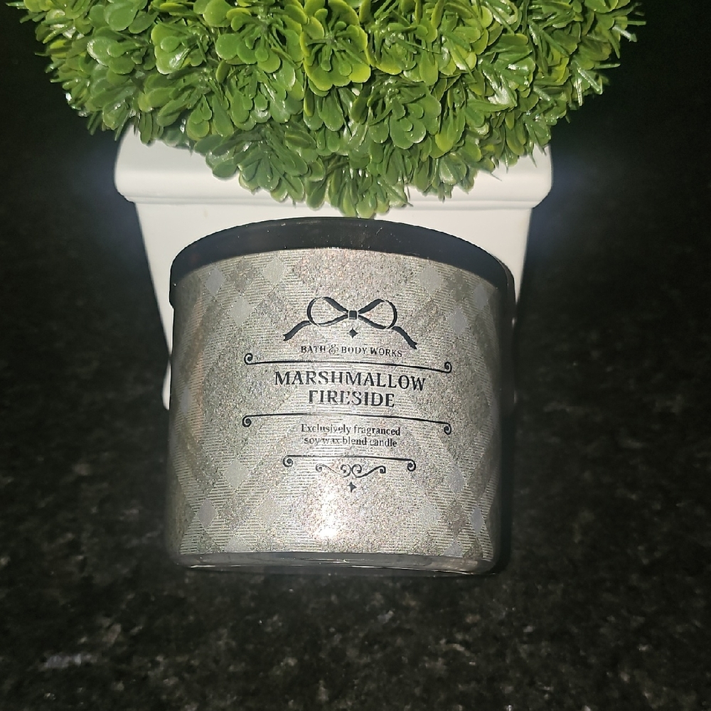 NWT Bath & Body Works Marshmallow Fireside Candle